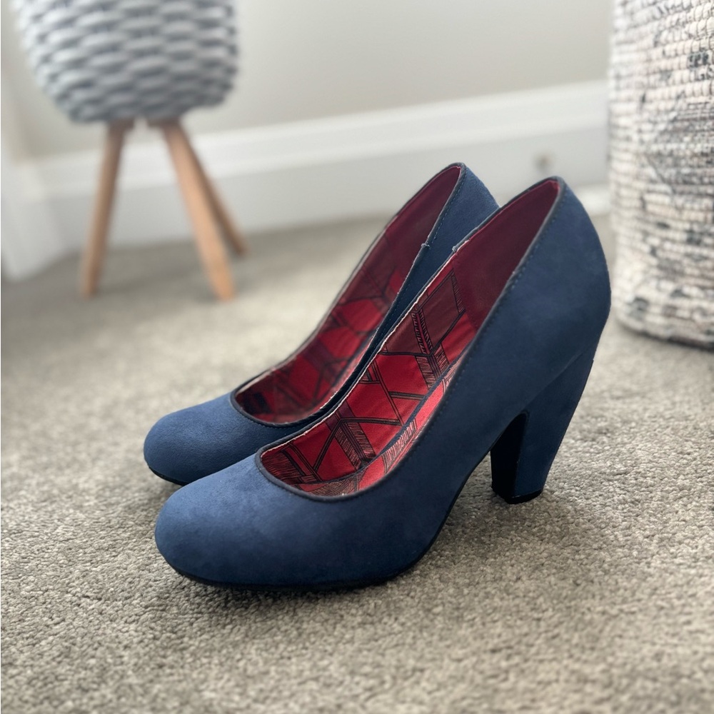 Textured Blue Heels with Block Heel and Red Interior